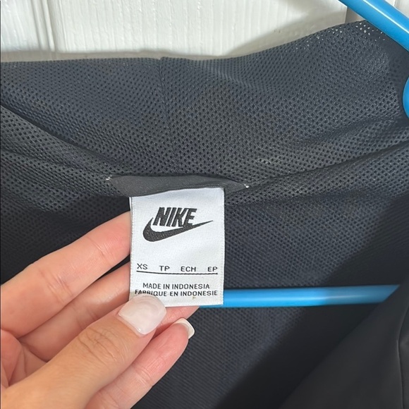 Nike Black Utility Jacket with Sleek Design - Picture 2 of 3